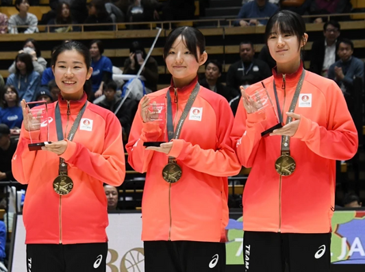 九共大の羽田まりな、関東学院大・加藤志希と志野姉妹を表彰　デフリンピック金メダル