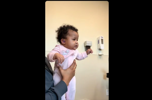 【動画】「見てこの表情」「泣ける...」 補聴器で「初めてママの声を聴いた」赤ちゃん、最高の反応に世界が感動