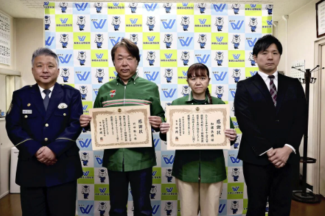 聴覚障害などがある男性客が筆談で「保険料５万円を指定された口座に入金したい」…詐欺を疑い通報、警察から感謝状