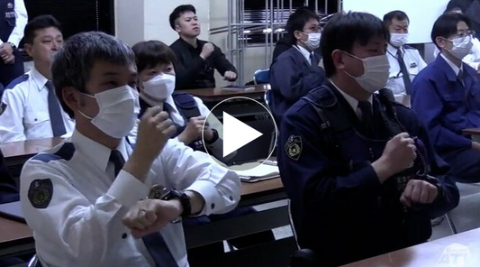 警察署で手話口座「少しでも手話を覚えてみたい」聴覚に障害ある人への警察官の対応向上へ　聴覚障害者と警察官の意思疎通を手話を使って助ける専門職員が講師に