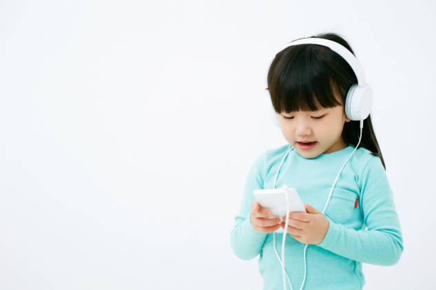 子どもの「ヘッドホン・イヤホン難聴」を防ぐには？　耳鼻咽喉科医が教える予防法と注意サイン