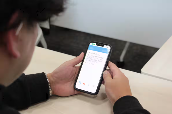 電話の声が聞こえづらい高齢者の強い味方　文字が会話を助ける「ヨメテル」