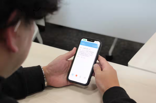 電話の声が聞こえづらい高齢者の強い味方　文字が会話を助ける「ヨメテル」