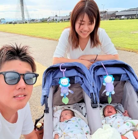 最難関は「泣き声で区別ができないこと」 耳が聞こえない夫婦による双子育児の戸惑いと手応えの日々