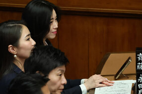 「筆談ホステス」著者の衆院議員、文字起こしアプリで本会議に参加