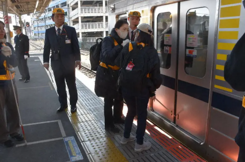 ホーム転落時は…視覚障害や盲ろうの人、駅での緊急対応を触れて学ぶ 社会