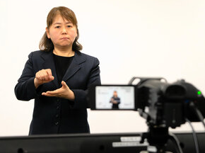 手話ならではの伝え方、字幕との違い　通訳を入れて初めて知ったこと