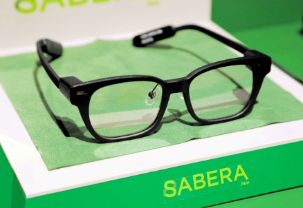 ｊｉｇ．ｊｐが開発した一般向けＡＲグラス「ＳＡＢＥＲＡ（サベラ）」＝４月１７日、東京都内