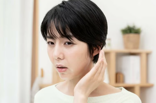 耳に違和感を感じる女性