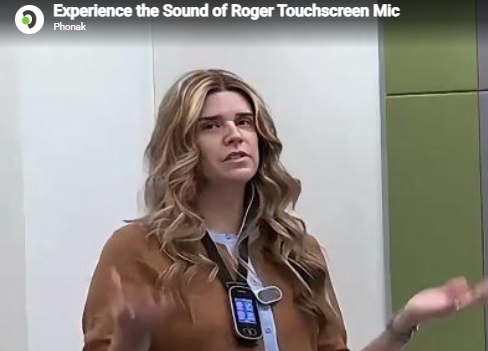 ロジャー タッチスクリーンマイクを装着した女性