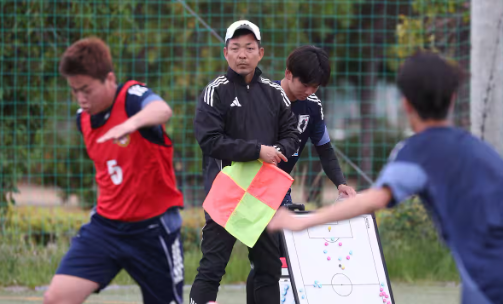 デフサッカーの日本男子育成選抜を指導する森保洋監督（中央）＝2026年5月6日、大阪府泉南市（いずれも寺田康介撮影）