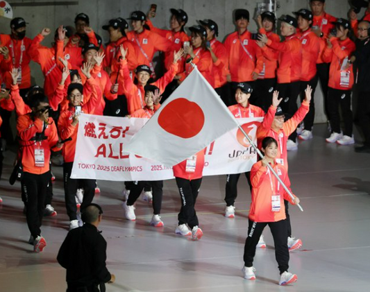 旗手の小倉涼さんを先頭に入場行進する日本の選手たち＝吉田耕一郎撮影