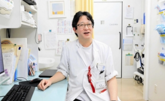 突発性難聴について説明する山本典生耳鼻咽喉科部長＝神戸市中央区港島南町２、市立医療センター中央市民病院