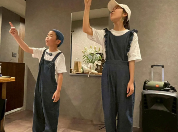 デビューライブの様子（左からようさん、きとさん）