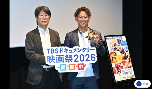 4月の上映会で舞台あいさつに立った鴻上監督（左）と松元選手