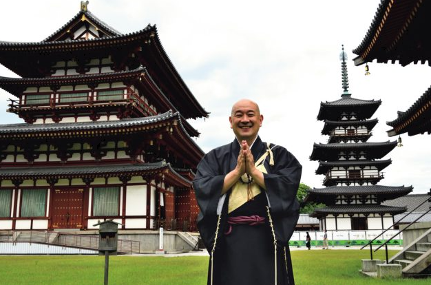 薬師寺と副住職の大谷徹奘さん。写真・2020年サライ9月号より