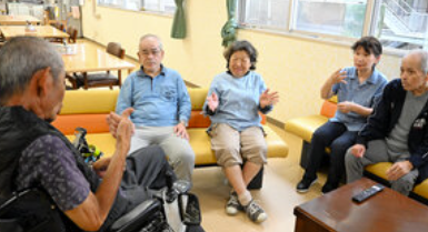手話で会話をする「あすらや荘」の利用者や職員=2026年6月17日午後4時50分、広島県呉市郷原町、伊東聖撮影