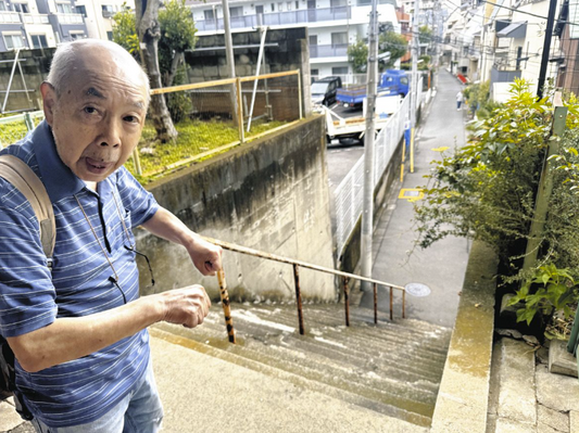 「車いすやベビーカーの人たちには回り道の案内が必要」と説明する中園秀喜さん＝東京都渋谷区で