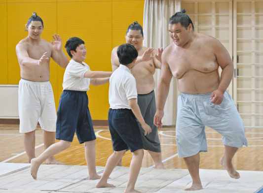 田子ノ浦親方が千種聾学校を訪問　両親が聴覚障害で自然と手話習得、児童にも手話で細やかに指導「いろんな意味で自分も感じることがありました」【大相撲】