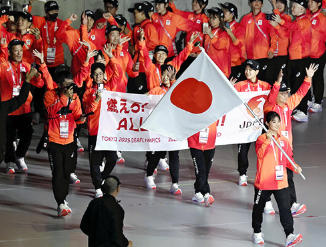 「デフリンピック東京大会」開会式で行進する日本選手団（２０２５年１１月１５日、東京体育館で）