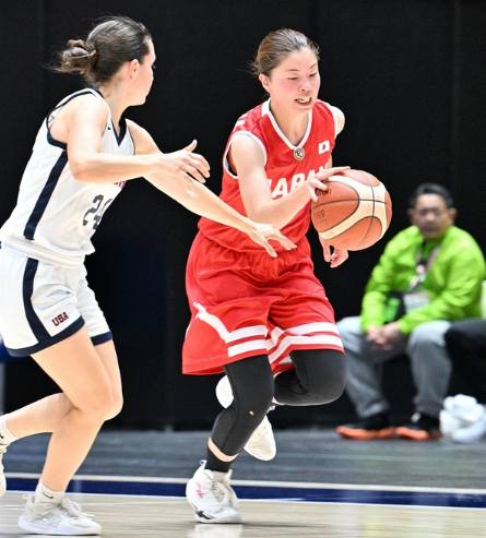 東京デフリンピック女子バスケットボール決勝でプレーし、日本初の金メダル獲得に貢献した丸山香織選手（右）＝昨年１１月、東京・大田区総合体育館