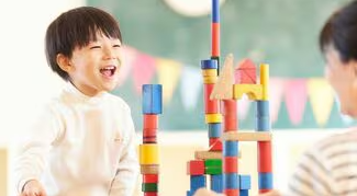 積み木で遊ぶ子供