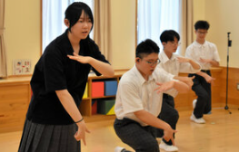 「動きを大きくするより、ひとつひとつに思いを込めて」。先輩の指導で動きがくっきりとしていった=2026年7月17日、秋田市南ケ丘1丁目、魚住ゆかり撮影