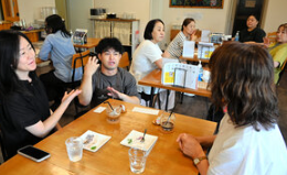 来店した客とスタッフが、手話での会話を楽しんでいた=2026年7月20日午後2時23分、広島県呉市安浦町安登西2丁目、伊東聖撮影