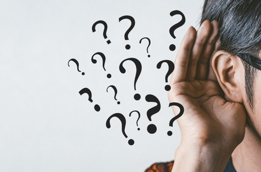 耳に手を当てた人とたくさんの？マーク
