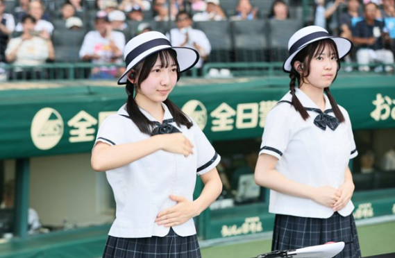 開会式で、司会進行を手話で伝える吉田理紗さん（左）と宇津百音さん=2026年8月5日午後4時10分、阪神甲子園球場、木子慎太郎撮影