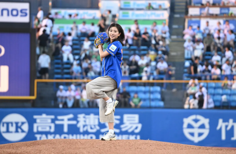 黒島結菜がファーストピッチに初挑戦(C)2026 映画「4アウト」製作委員会