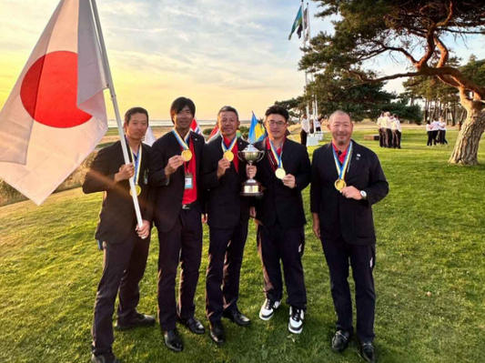 祝・世界一！男子日本チーム。（左から）袖山哲朗さん、岩崎善徳さん、前島博之さん、川嵜晃生さん、米山優さん。