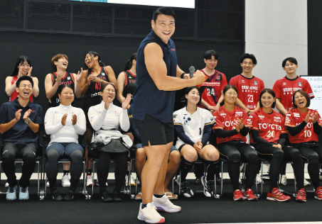 合同取材会に出席し、トヨタグループの選手たちの前でポーズを決めて笑いを取る陸上男子円盤投げの湯上剛輝（中）