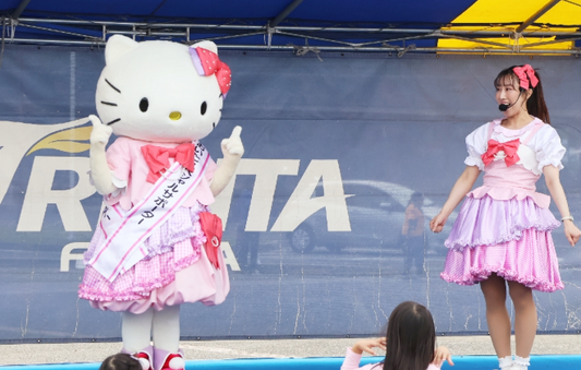 会場でダンスやクイズを交えて手話を紹介するキティ＝６日、大分市のクラサスドーム大分