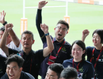 7人制ラグビー全国大会のエキシビションマッチ後、対戦相手のチームと共に記念撮影する日本聴覚障がい者ラグビーフットボール連盟の日野敦博理事長（中央奥）＝東京・秩父宮ラグビー場で2026年7月12日、和田大典撮影