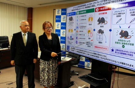 ＡＤＨＤのメカニズム解明について説明する謝助教（右）と松崎教授＝９月１５日、福井県福井市の福井大文京キャンパス
