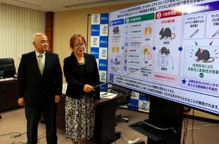 ＡＤＨＤのメカニズム解明について説明する謝助教（右）と松崎教授＝９月１５日、福井県福井市の福井大文京キャンパス