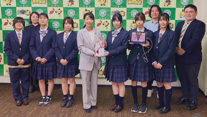 筑波大付属坂戸高生、ヘルプマーク缶バッジの収益を川越市に寄付