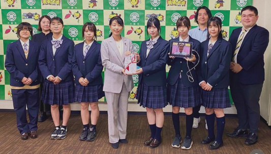 筑波大付属坂戸高生、ヘルプマーク缶バッジの収益を川越市に寄付