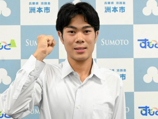 ポーズをとる大和真一郎さん=2026年10月20日午後4時57分、兵庫県洲本市本町3丁目の洲本市役所、大野博撮影