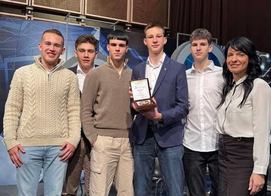 ウジツェの高校生 - 天才たち: 彼らは手話を音声言語に、またその逆に翻訳する装置を発明しました