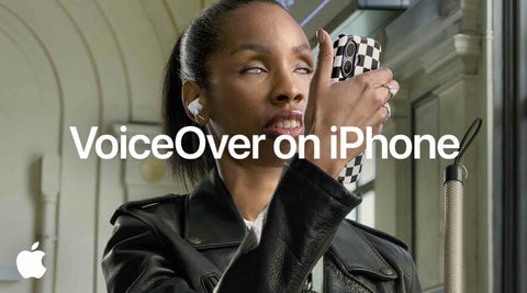 VoiceOver on iPhoneの文字とiPhoneを持つ盲の女性