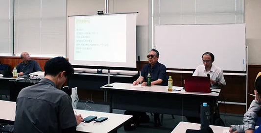 「聴覚障がいから」の立場で講演する片岡幸壱氏（一番右）、左側は「視覚障がいから」の榊原道眞氏（眼の会 提供）