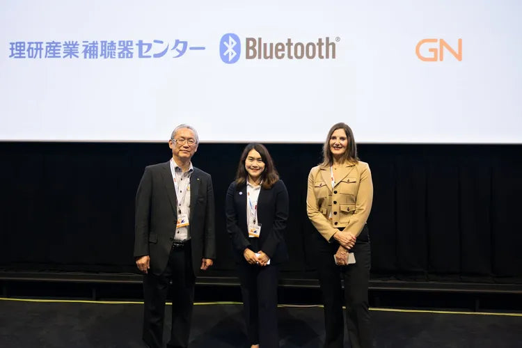 （左から）理研産業 桜井雅之氏、Bluetooth SIG Lori Lee氏、GNヒアリングJill Mecklenburger氏（プレスリリースより）