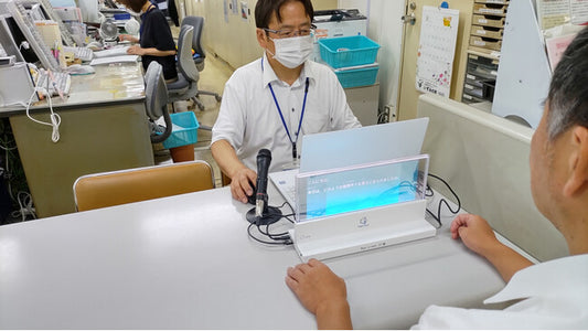AI音声認識文字起こし支援アプリ「ScribeAssist」を活用大分県中津市・福祉支援課で、会話を字幕表示するディスプレイの実証実験を開始