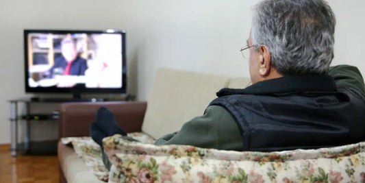 テレビを見る男性