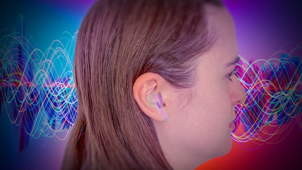 イヤホンを着けた人物の横顔 提供：Jeffrey Hazelwood/Anna Gragert/CNET/Getty Images