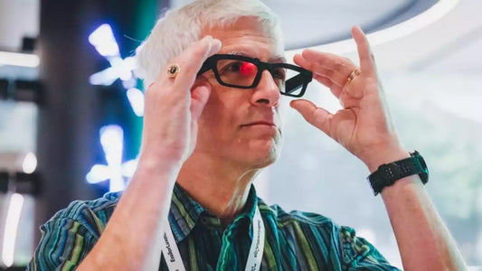 EssilorLuxottica の画期的な新しい補聴器メガネをテストしました。機能するのか? 「どこを見ても聞こえる。補聴器に期待するような、奇妙な盗聴の超能力のようだった」。