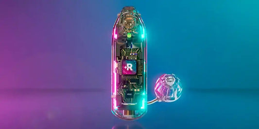 透明なシェルを採用したOticon Reveal。内部のチップが見えるようになっている。