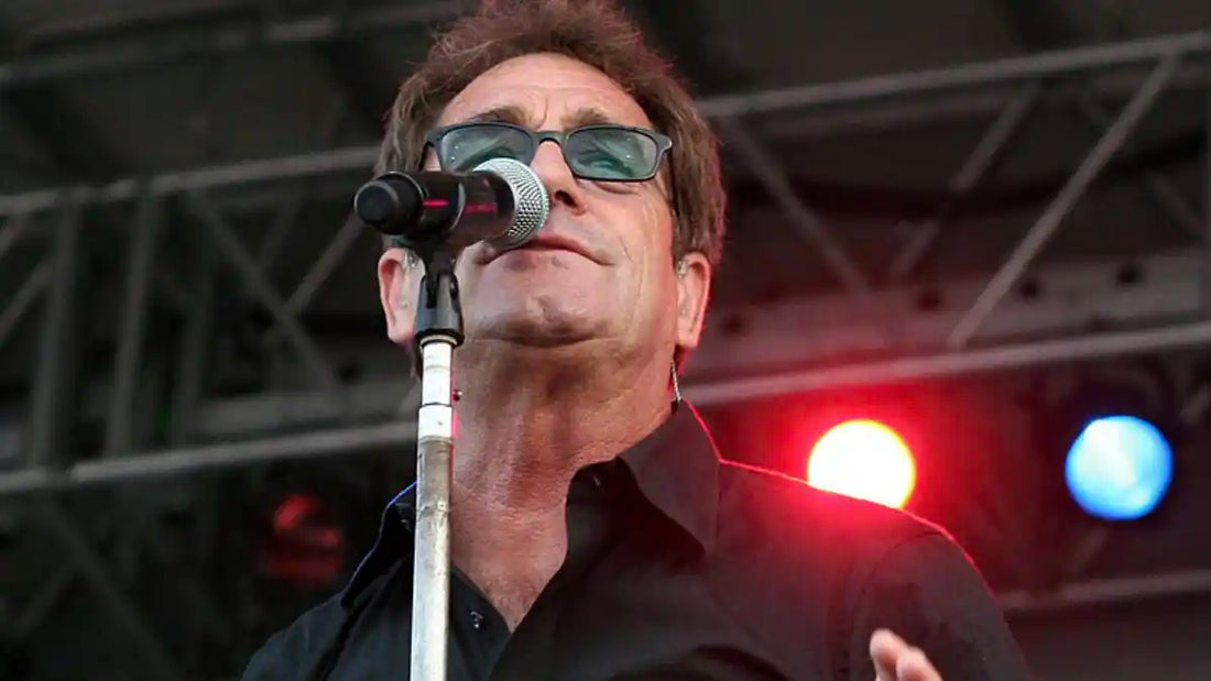 ヒューイ・ルイスが、近日公開予定のモキュメンタリーシリーズ「ヒューイ・ルイスに何が起きたのか?」で聴覚障害に取り組